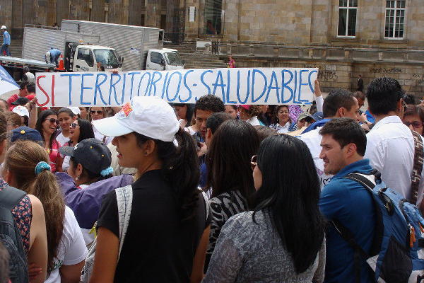 El pasado 5 de febrero, más de 9.000 trabajadores de Territrios Saludables protestaron en la Plaza de Bolívar de Bogotá. Foto: Camila Ramírez.