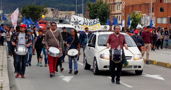 Más de 4.000 maestros y estudiantes marcharon en Bogotá para defender la educación pública. Foto: Camila Ramírez.