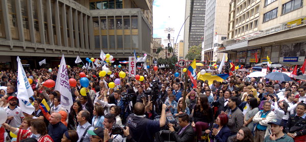 Miles de personas celebraron en toda Colombia la firma del cese el fuego definitivo entre el Gobierno Nacional y as FARC-EP. Foto: Omar Vera.