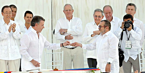 Juan Manuel Santos, presidente de Colombia, y Rodrigo Londoño, comandante de las FARC-EP, firman el acuerdo final en Cartagena. Foto: Juan Pablo Bello, Presidencia.