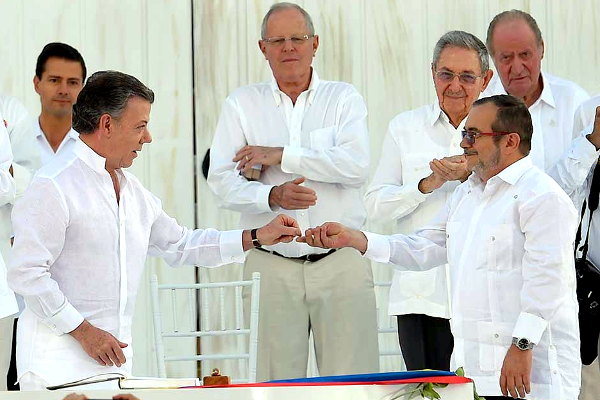 Juan Manuel Santos, presidente de Colombia, y Rodrigo Londoño, comandante de las FARC-EP, firman el acuerdo final en Cartagena. Foto: Juan Pablo Bello, presidencia.