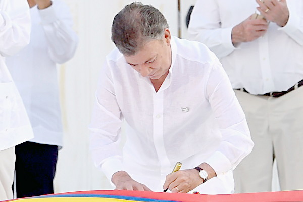El presidente Santos firma el acuerdo final para la terminación del conflicto con las FARC-EP. Foto: Juan Pablo Bello, Presidencia.
