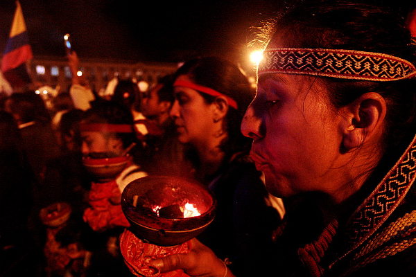 Más de 70.000 personas participaron en la "Marcha de las flores" en Bogotá para exigir la implementación del acuerdo de paz entre el gobierno y las FARC. Foto: Omar Vera.