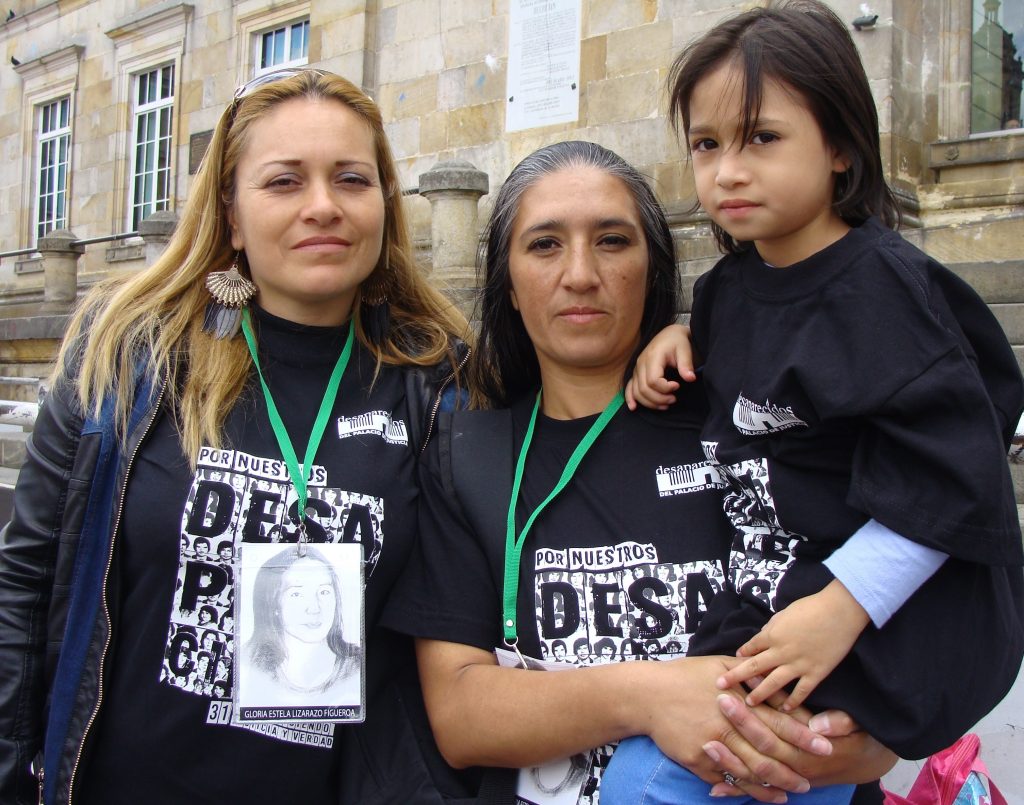 Marixa Casallas Lizarazo y Diana Soraya Ospina Lizarazo, hijas de Gloria Stella Lizarazo, desaparecida por el Ejército en la retoma del Palacio de Justicia. Foto: Camila Ramírez.