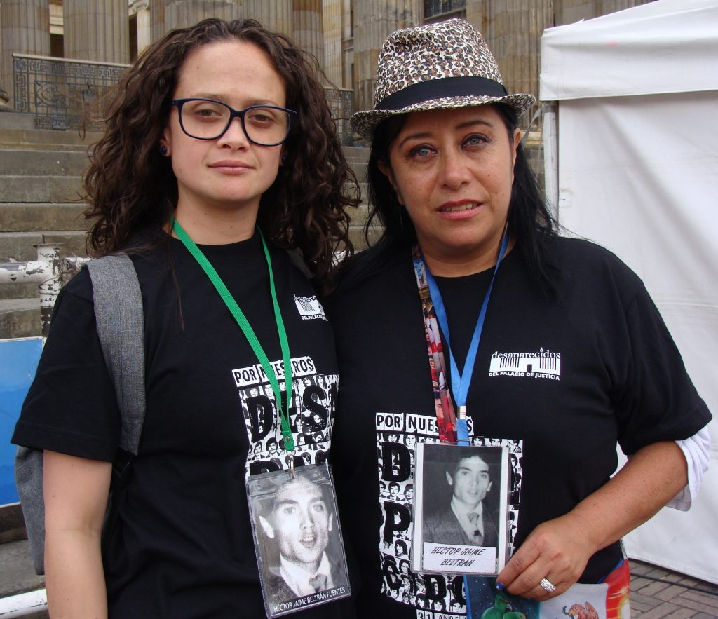 Clara Patricia Beltrán y Pilar Navarrete, hermana y esposa de Héctor Jaime Beltrán, respectivamente, desparecido por el Ejército en la retoma el Palacio de Justicia. Foto: Camila Ramírez.