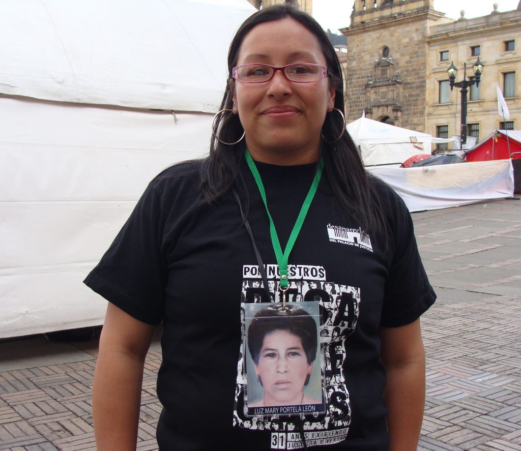 Rosa Milena Cárdenas León, hermana de Luz Mary Portela León, desaparecida por el Ejército en la retoma del Palacio de Justicia. Foto: Camila Ramírez.