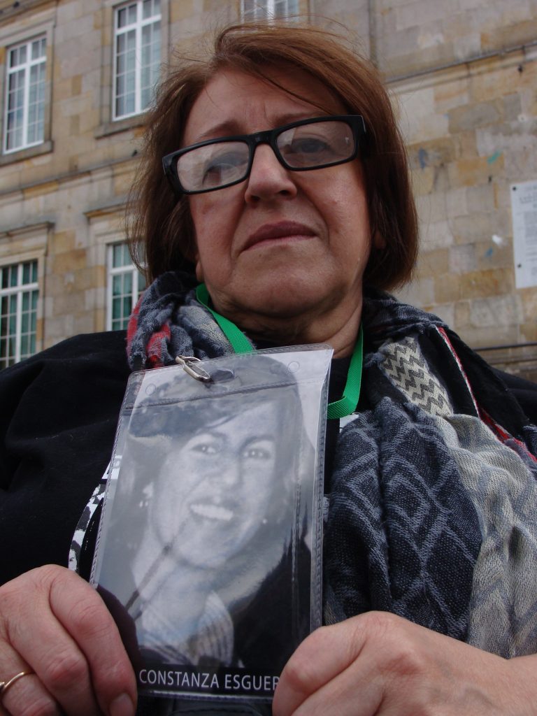 Martha Amparo Peña Forero, hermana de Norma Constanza Esguerra, desaparecida por el Ejército en la retoma del Palacio de Justicia. Foto: Camila Ramírez.