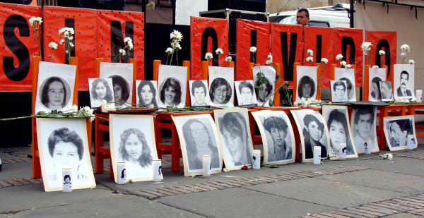 Tres décadas después de los hechos del Palacio, los familiares de las víctimas siguen reclamando justicia. Fotos: Camila Ramírez.