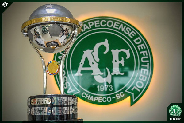 Copa donanda al Chapecoense por el Independiente Santa Fe. Foto: Associação Chapecoense de Futebol.