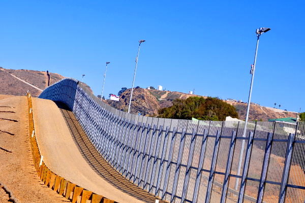 "Doble muro en Tijuana". Foto: Jonathan McIntosh.