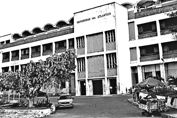 La sede antigua de la Universidad del Atlántico en Barranquilla fue escenario de un plan de exterminio de estudiantes, profesores y trabajadores desarrollado por paramilitares con el apoyo de autoridades de la institución y miembros del DAS. Foto: Jdvillalobos.