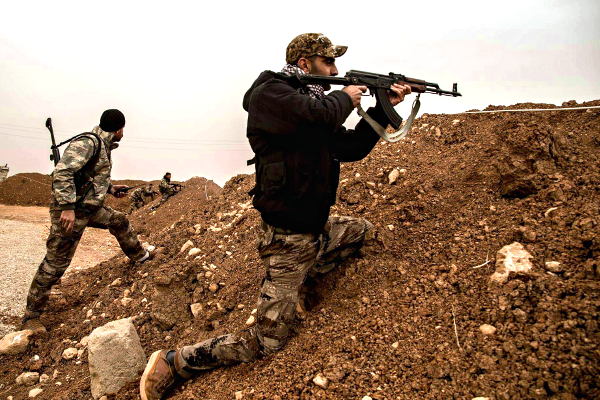 Combatientes kurdos enfrentan la invasión turca en la ciudad siria de Qamishlo. Foto: Kurdishstruggle.