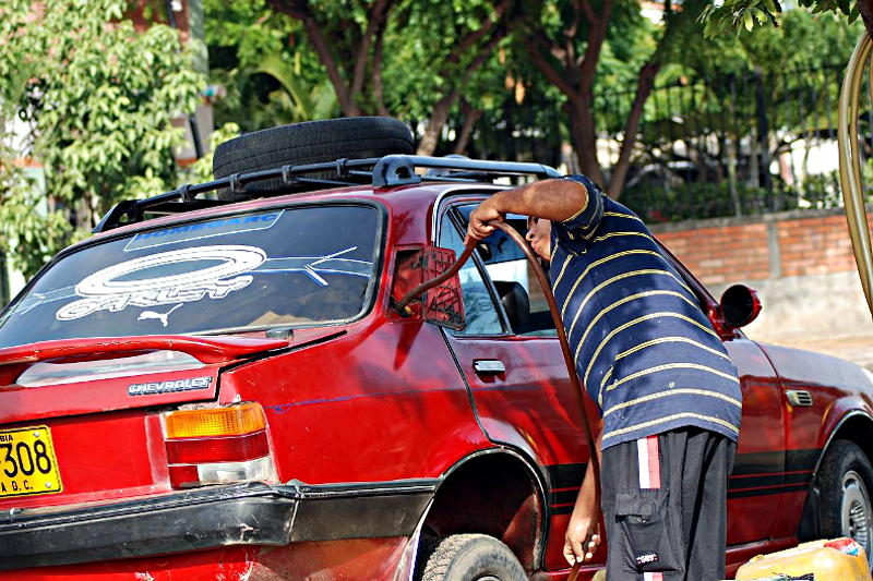 Un 'pimpinero' de Cúcuta comercia gasolina de contrabando traída de Venezuela. Foto: Carlos Felipe Pardo.
