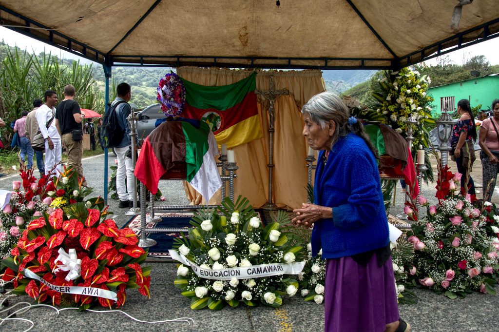 Anciana awá se despide de sus familiares y líderes asesinados. Foto: Andrés Gómez.