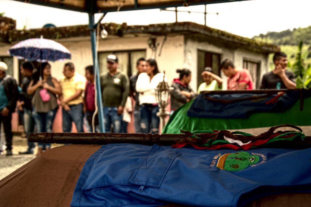 Indígenas awá despiden a sus líderes asesinados. Foto: Andrés Gómez.