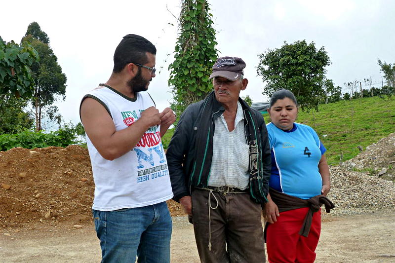 Alirio Arango, excombatiente de la FARC, se reúne con campesinos vecinos del ETCR Antonio Nariño de Icononzo (Tolima). Foto: Marcela Zuluaga.