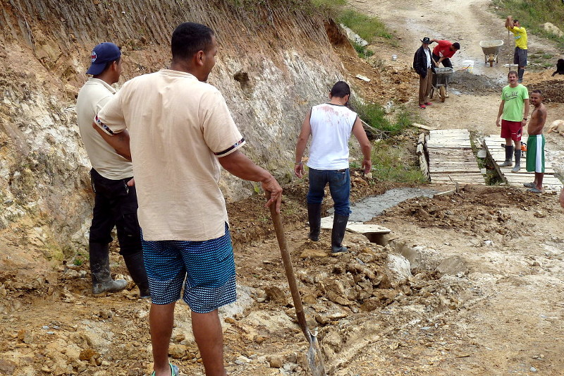 Los excombatientes, por sus propios medios, trabajan en el arreglo de las vías en la vereda La Fila de Incononzo (Tolima). Foto: Marcela Zuluaga.