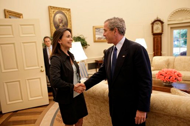 María Corina Machado y George W. Bush en 2005. Foto Eric Draper.
