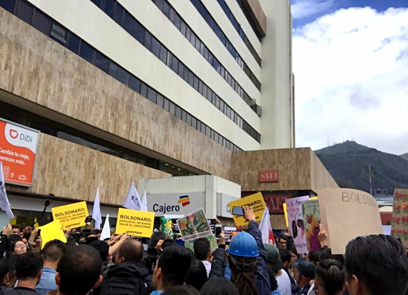 Protesta por incendios en la Amazonía ante la embajada de Brasil en Bogotá. Foto: Valeria Benavides Zarama.
