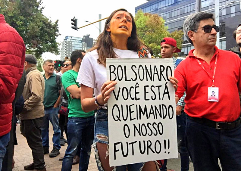 "Bolsonaro, ud. está quemando nuestro futuro". Foto: Valeria Benavides Zarama.