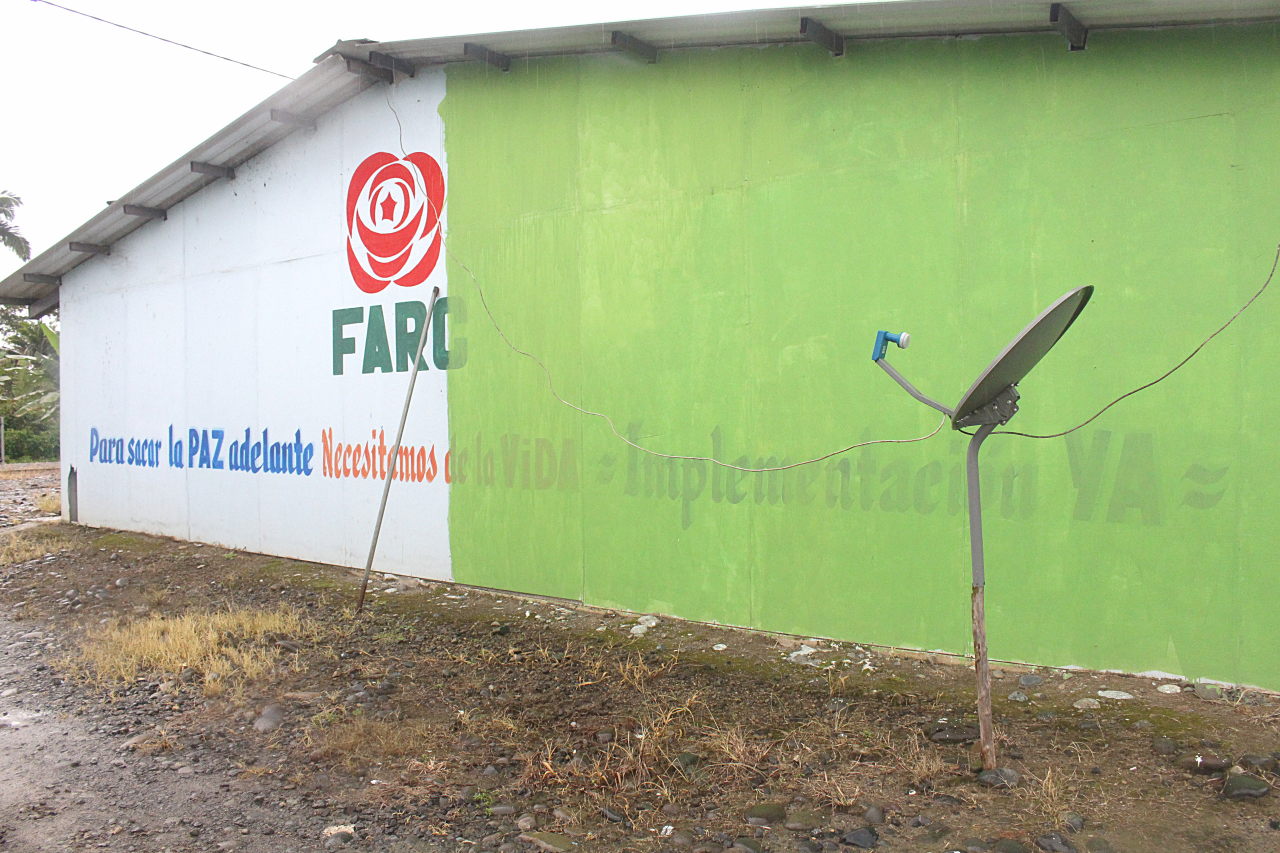 Un mural del partido FARC aparece a medio borrar en una de las casas. Foto: Omar Vera.