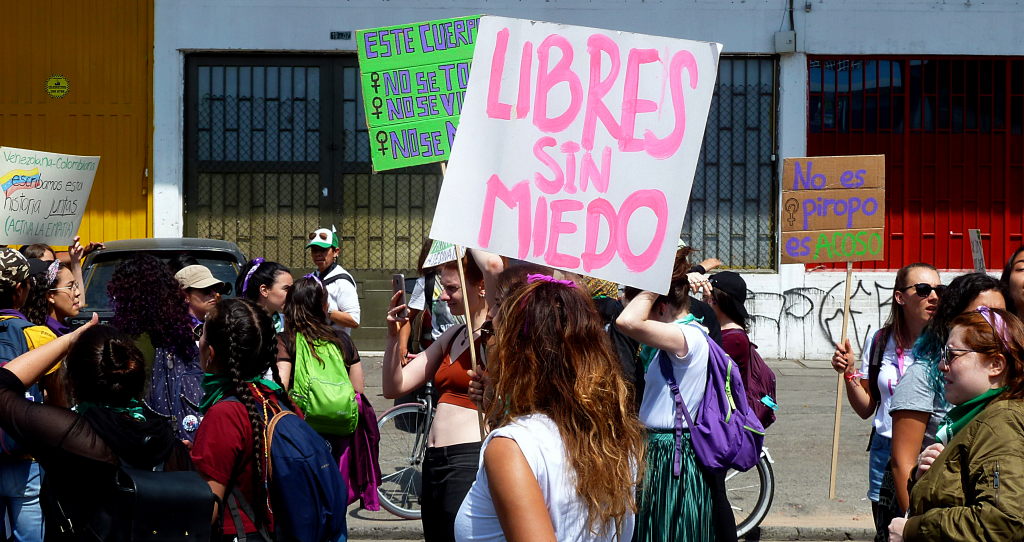 Mujeres marchando, una de ellas con un cartel que dice: "Libres sin miedo". Foto: Marcela Zuluaga