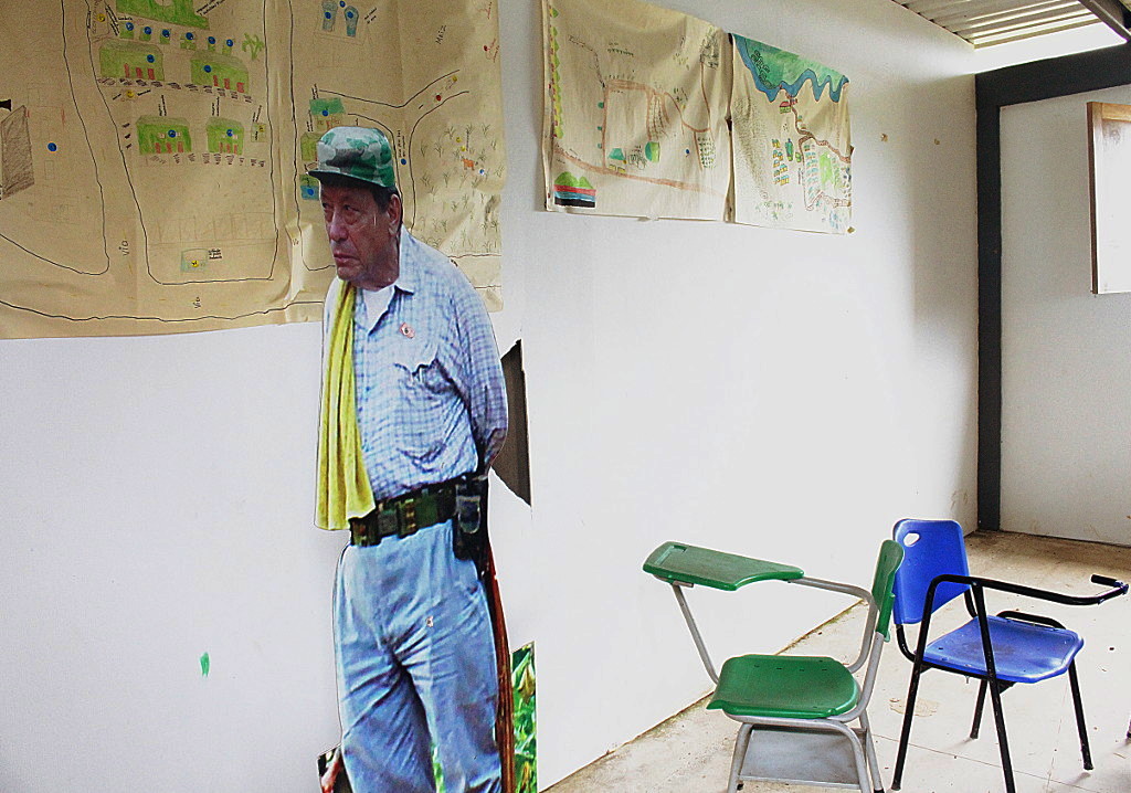 Un aula abandonada, pupitres en mal estado y una foto de Manuel Marulanda Vélez 'Tirofijo' en el ETCR Ariel Aldana de Tumaco Nariño. Foto: Omar Vera.