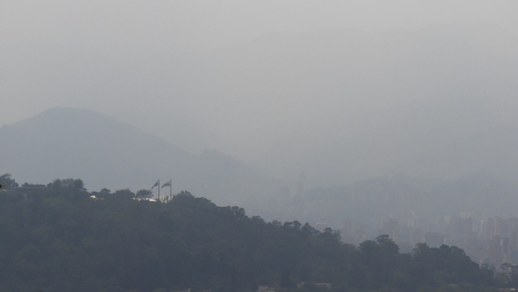 El cerro Nutibara de Medellín en medio de la contaminación. Foto: Jorge William Agudelo Muñetón.