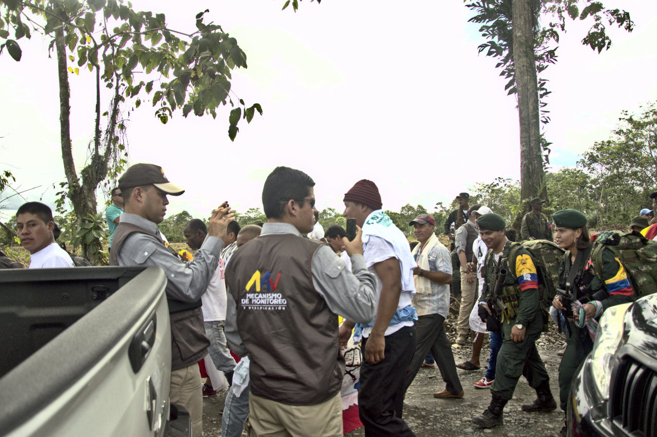 Integrantes del Mecanismo de Monitoreo y Verificación registran la llegada de los excombatientes al punto de dejación de armas. Foto: Andrés Gómez.