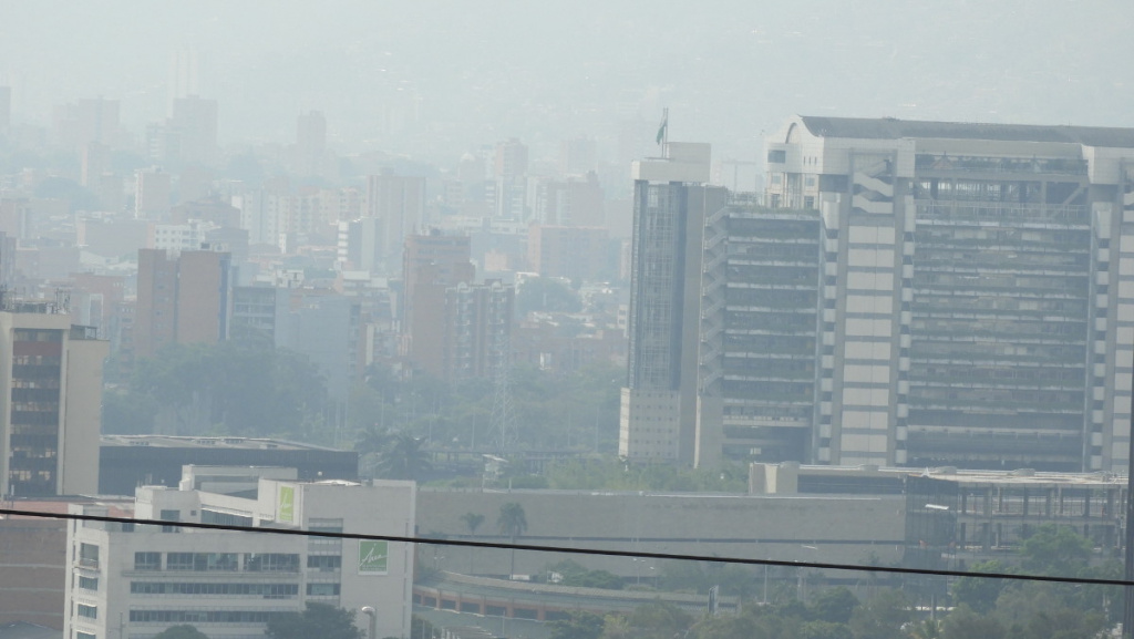 Edificios de instituciones, empresas y comercios envueltos en polución. Foto: Jorge William Agudelo Muñetón.