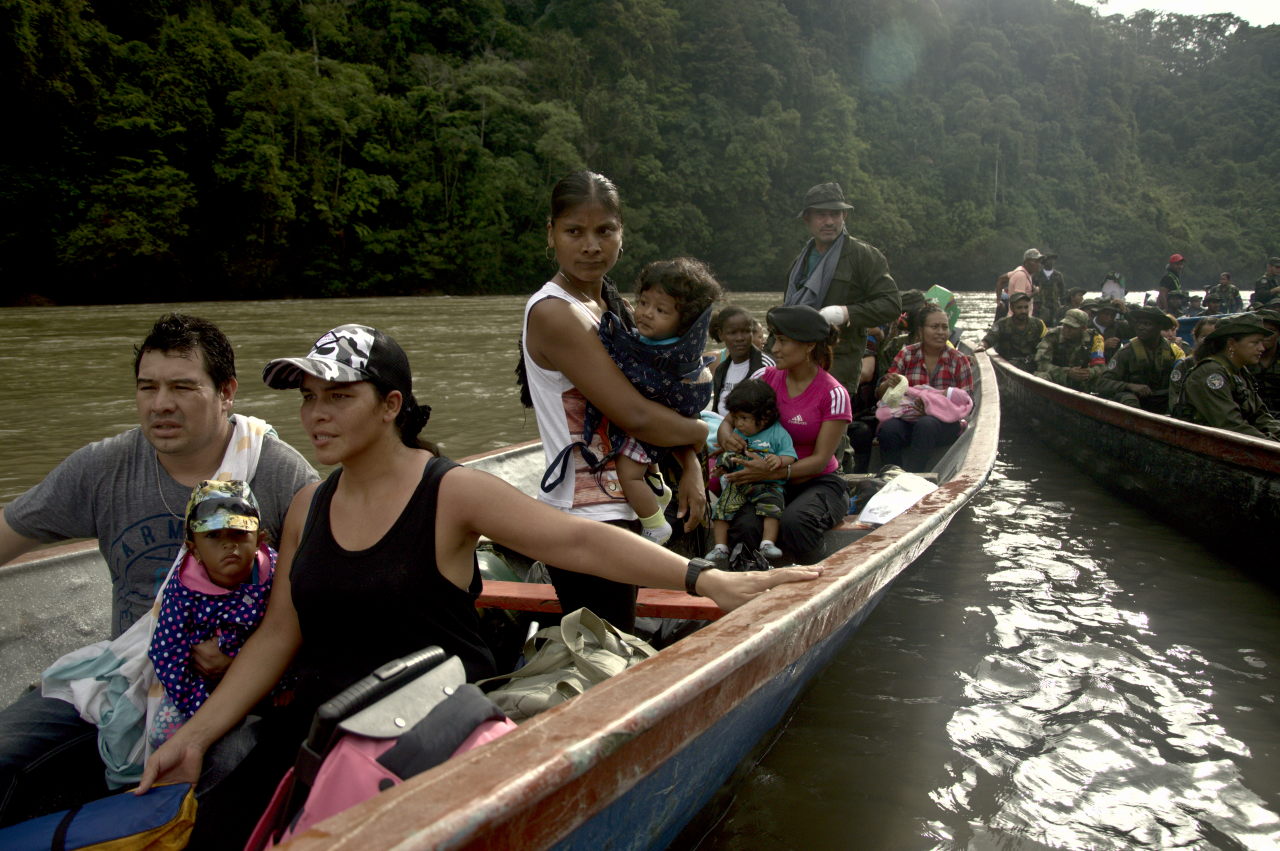 Diez personas en una lancha, la mayoría mujeres excombatientes con sus hijos. Foto: Andrés Gómez.