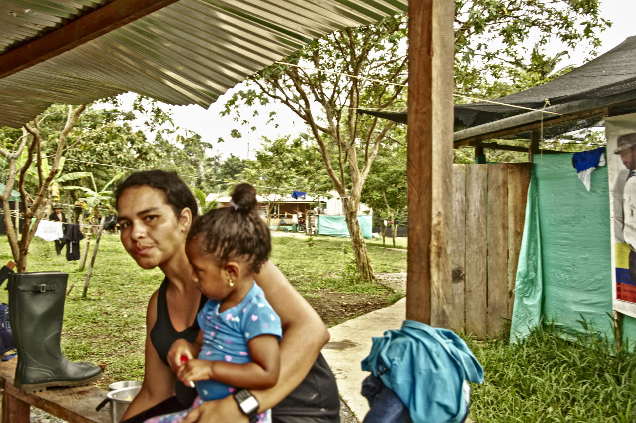Una excombatiente de las FARC con su hija. Foto: Andrés Gómez.