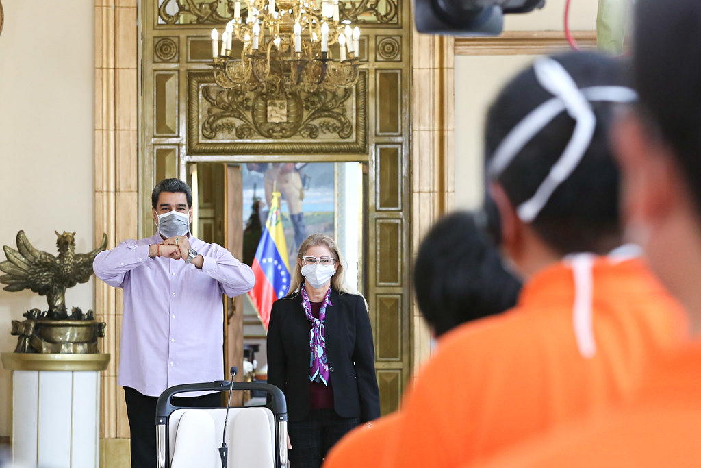 Nicolás Maduro, portando tapabocas, saluda a un grupo de médicos. Foto: Prensa Presidencia de Venezuela.