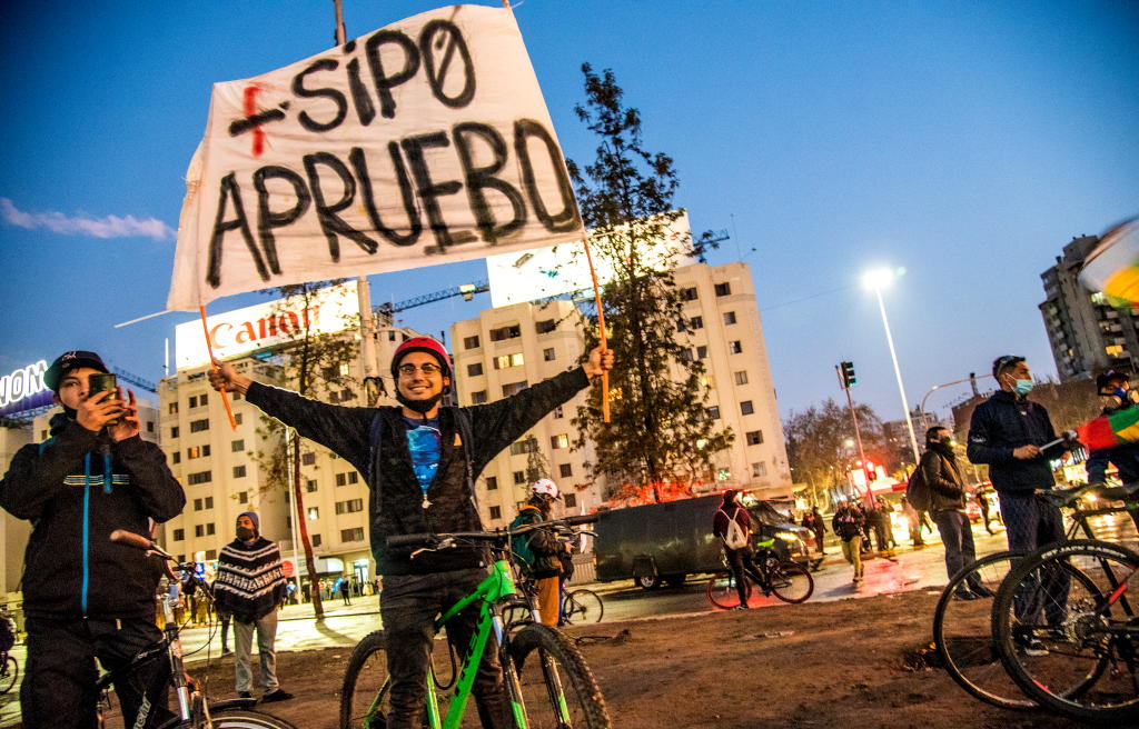 Manifestantes chilenos con un cartel que dice "Sipo apruebo". Foto: Pablo Slachevsky