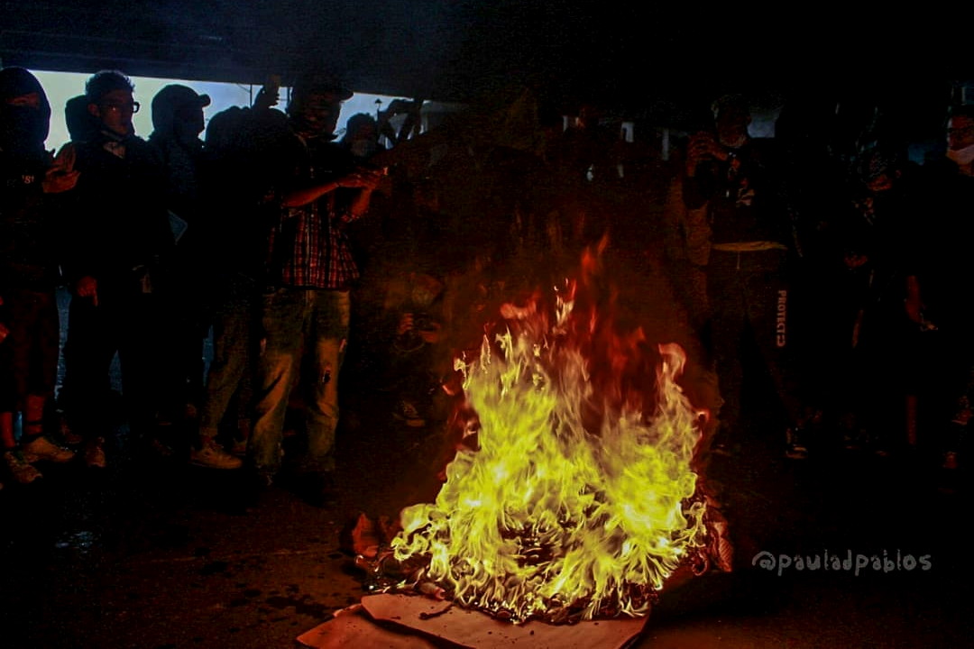 Jóvenes protestando y una hoguera. Foto: Paula D. Pablos