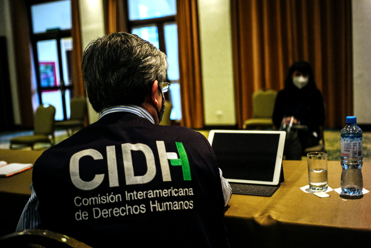 Funcionario con chaleco de la Comisión Interamericana de Derechos Humanas, de espaldas. Foto: CIDH