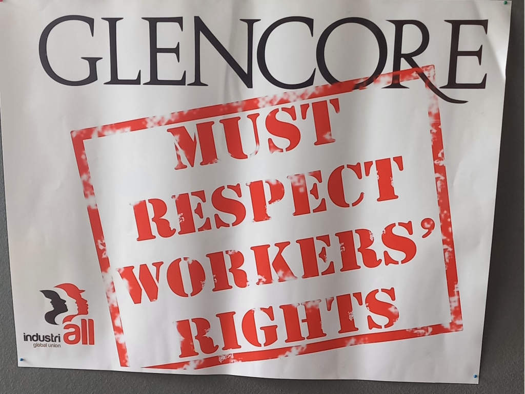 Una pancarta con el mensaje "Glencore debe respetar los derechos de los trabajadores". Foto: Andrés Gómez