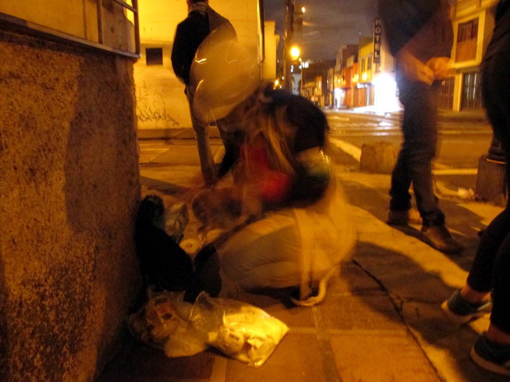 Una persona de casco y chaleco blanco se encuentra agachada junto a bolsas con materiales de primeros auxilios. Foto: Andrés Gómez