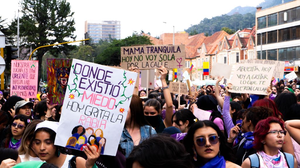 Mujeres colombianas exigen igualdad y justicia