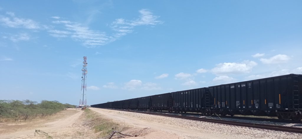 Tren del Cerrejón que transporta el carbón desde la mina hasta los puertos de exportación en el Mar Caribe.