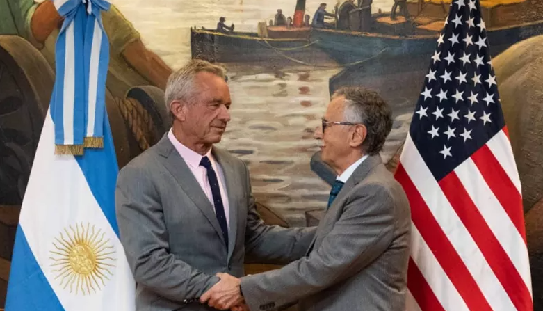 El secretario de Salud y Servicios Humanos de Estados Unidos, Robert F. Kennedy Jr. y el Ministro de Salud de Argentina, Mario Lugones, 27 de mayo de 2025. Fotografía: X@MinSalud_Ar