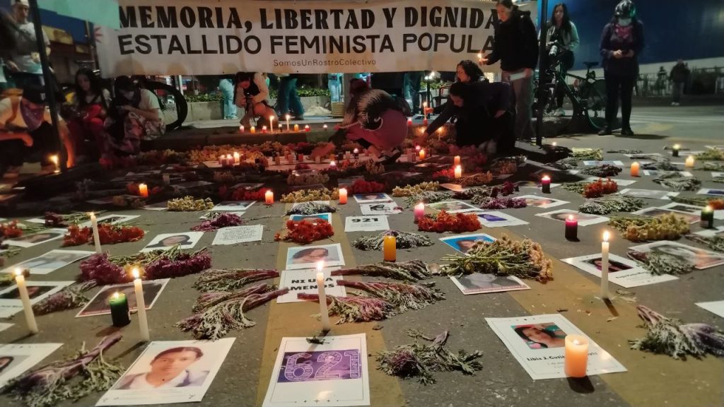 Acto de memoria y denuncia durante la movilización del 25N en Bogotá, donde activistas recordaron a las víctimas de feminicidio.