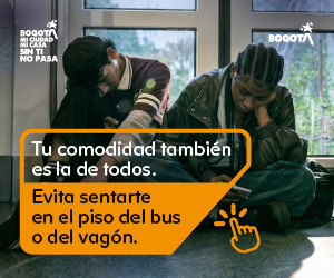 La Imagen muestra a un joven y a una joven sentados en el piso de un autobús y se muestra el mensaje "Tu comodidad también es las de todos. Evita sentarte en el piso del bus o del vagón" y el logotipo de la Alcaldía de Bogotá.