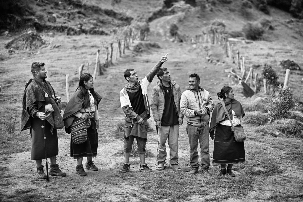 Indígenas del pueblo Misaki dialogan sobre las posibles soluciones al conflicto, cerca de donde fue el enfrentamiento. Foto Manuel Ortiz 