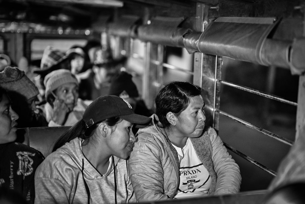 Personas del pueblo Nasa viajan en camión hacia la entrada del resguardo de Pitayo para recibir el cuerpo sin vida del líder Hernán Perdomo. Foto: Manuel Ortiz 
