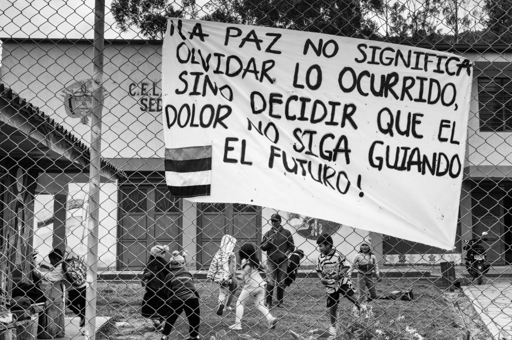 Manta colgada en la entrada de la escuela en el resguardo de Guambia. Foto: Manuel Ortiz 