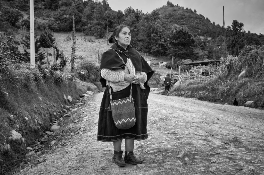 
Carmen Velazco Tombé, madre de Flor Alba, 28 años, asesinada en el enfrentamiento entre las naciones Misak y Nasa. Foto: Manuel Ortiz 
