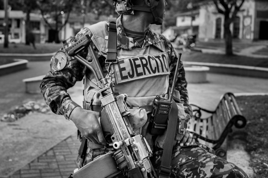 Personal del ejército fue desplegado al municipio de Silvia para evitar más confrontaciones entre los pueblos Misak y Nasa. Foto: Manuel Ortiz 
