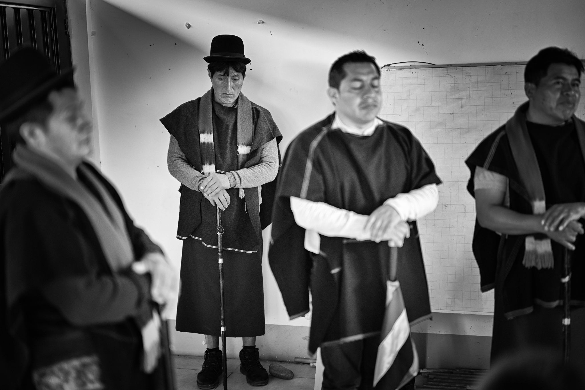 Personas del pueblo misak en reunión con familiares de personas asesinadas en el enfrentamiento entre las naciones Misak y Nasa. Foto: Manuel Ortiz