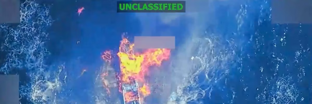 Una embarcación arde tras ser bombardeada por fuerzas estadounidenses en el océano Pacífico el 29 de mayo de 2026. (Foto del Comando Sur de EE. UU./captura de pantalla)